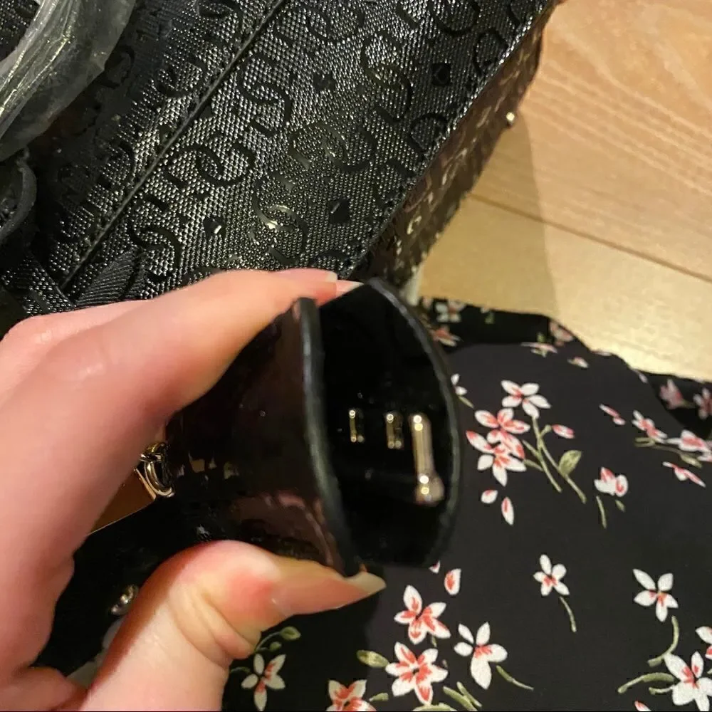 Black guess purse / handbag‎